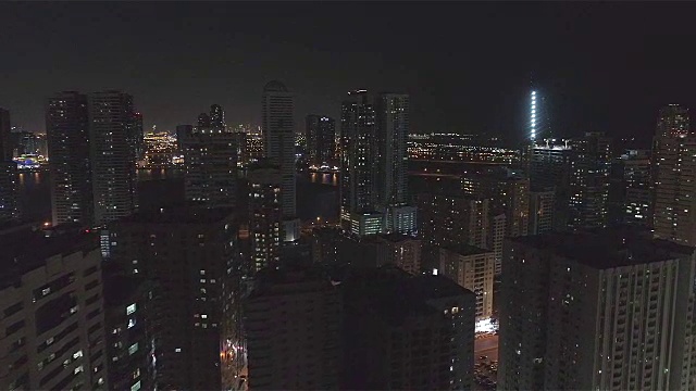 房屋屋顶和灯火通明的街道的夜景。视频素材