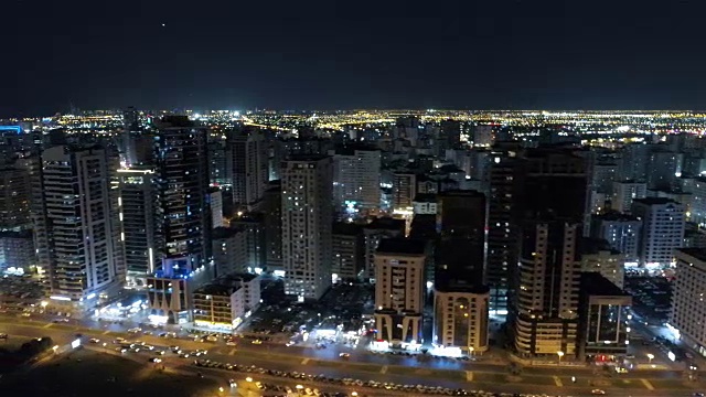 航拍夜景照明街道在一个现代城市。视频素材