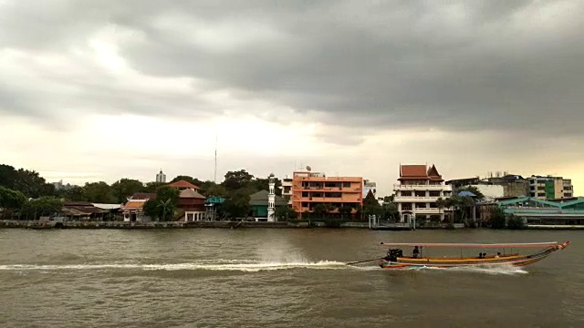 从船上看到的城市景色。湄南河之旅。城市里的高楼大厦。传统的水上运输。在亚洲旅行。视频下载