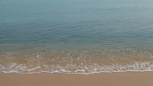 沙滩上的4k海浪视频素材