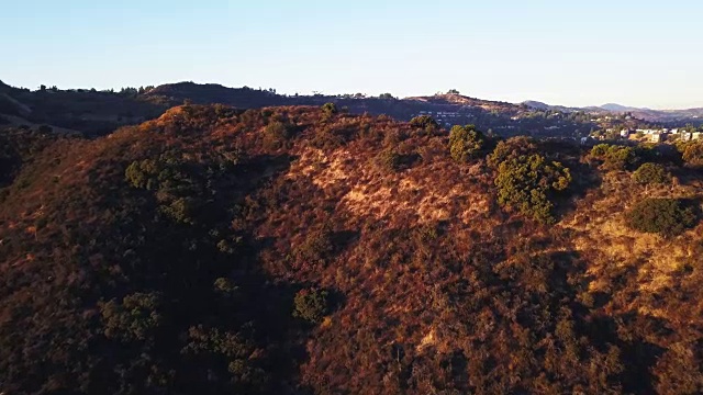 托班加峡谷林地丘陵航空旱季视频素材