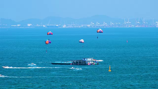 泰国芭堤雅海滩的滑翔伞站。视频素材