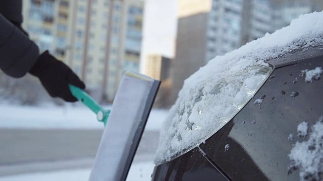 那个人正在清理车上的雪视频素材