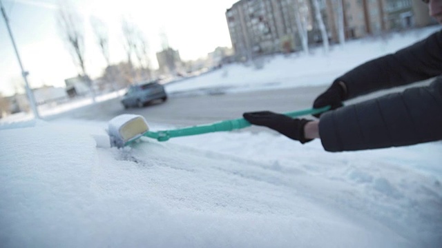 那个人正在清理车上的雪视频素材