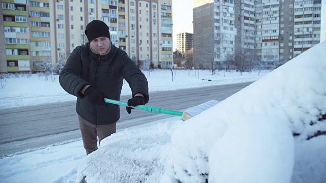 那个人正在清理车上的雪视频素材