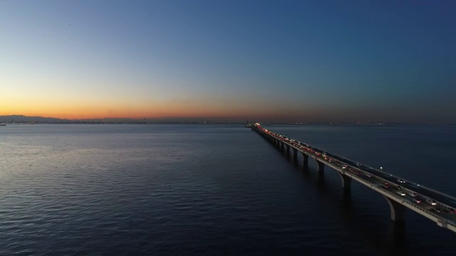 空中-黄昏的大桥在海上和东京湾视频素材