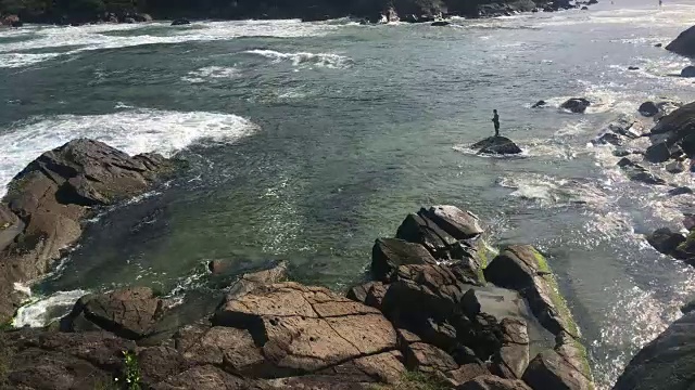 在海浪中撒网的人视频下载