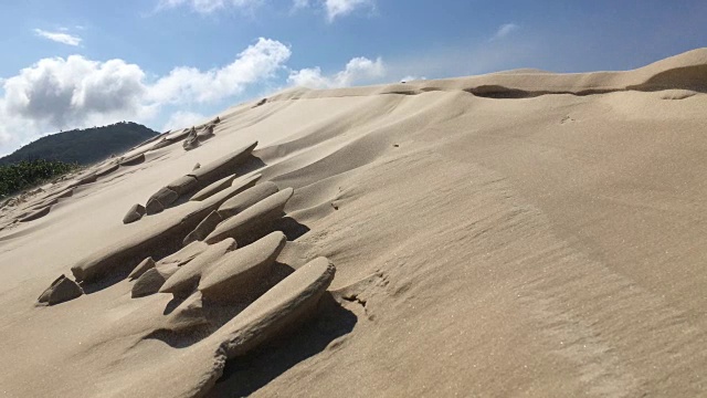 风吹沙丘，沙子在空中飞舞视频下载