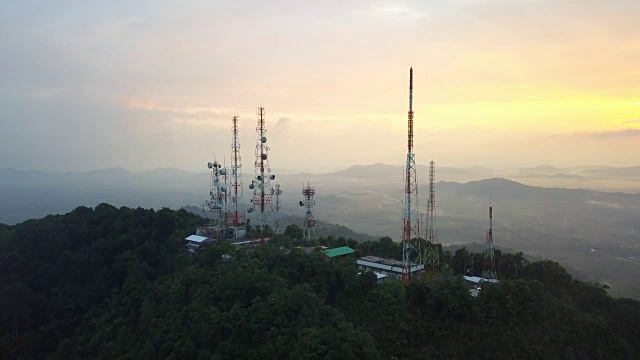 城市上空的山上日出时电信天线的鸟瞰图视频素材