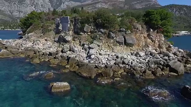 鸟瞰岛上海岸线与海面，无人机飞行的美丽景观视频素材