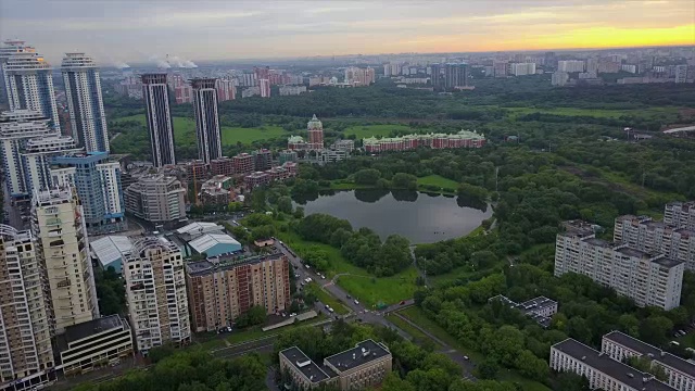 俄罗斯日落天空莫斯科现代生活街区湖泊城市景观空中全景4k视频素材