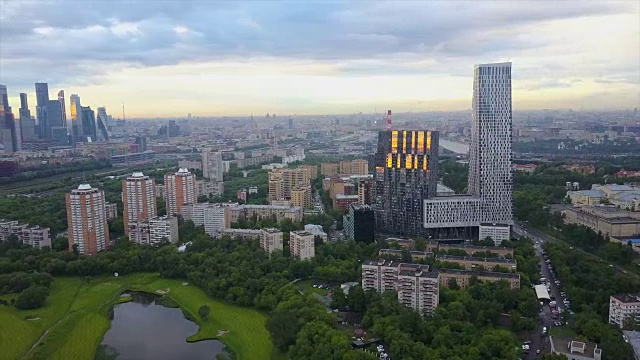 俄罗斯日落天空莫斯科现代生活街区城市景观空中全景4k视频素材