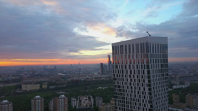 俄罗斯日落天空莫斯科现代生活街区城市景观空中全景4k视频素材