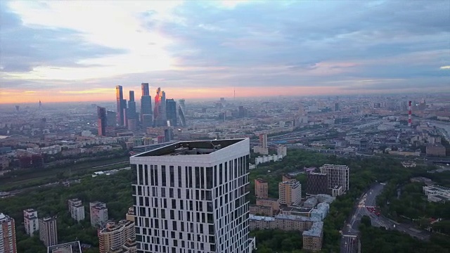 俄罗斯日落时间莫斯科城市现代街区航拍全景4k视频素材