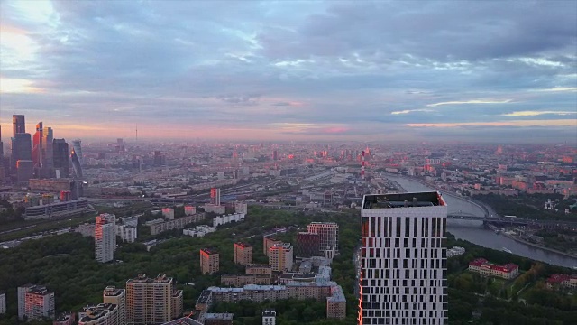 俄罗斯日落时间莫斯科城市现代街区城市景观航拍全景4k视频素材