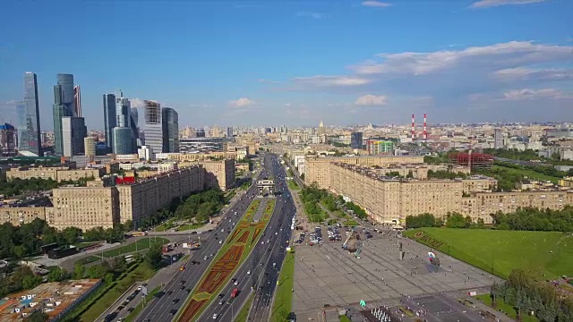 俄罗斯晴天莫斯科著名的库图佐夫斯基远景交通街道空中全景4k视频素材