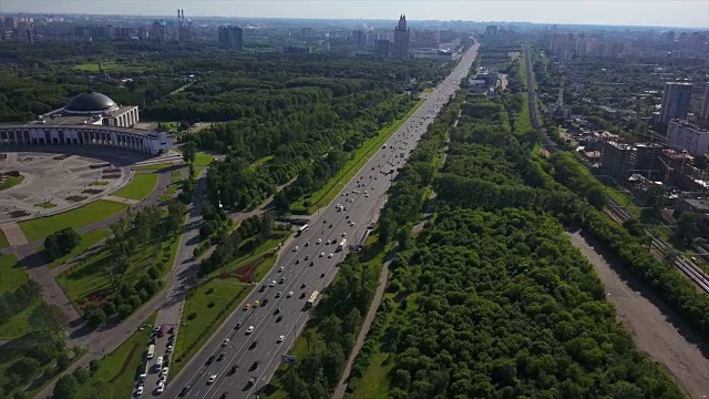 俄罗斯夏日现代莫斯科著名城市库图佐夫斯基交通大道航拍全景4k视频素材