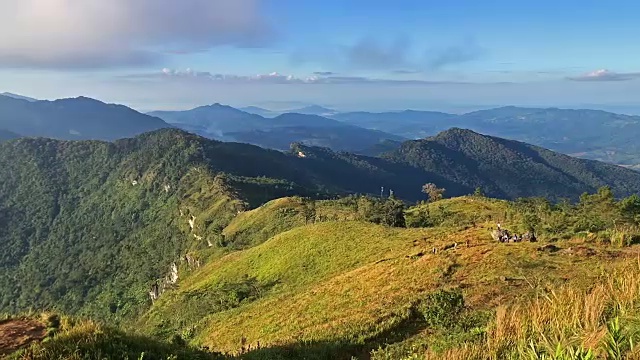 太阳越过森林景观时间流逝。云和树在风中移动视频素材