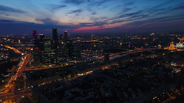 俄罗斯日落天空夜晚照明现代莫斯科城市交通道路航拍全景4k视频素材