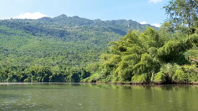 在泰国北碧府的安福斯利萨瓦特，葵崖河与蓝天的景色视频素材