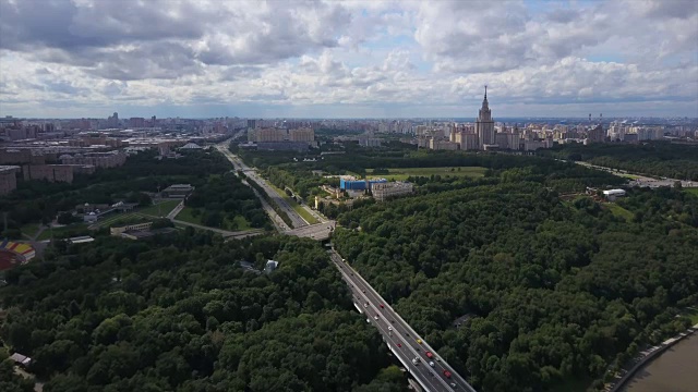 俄罗斯晴天莫斯科城市交通道路大学航拍全景4k视频素材