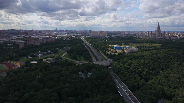 俄罗斯晴天莫斯科城市交通道路大学航拍全景4k视频素材