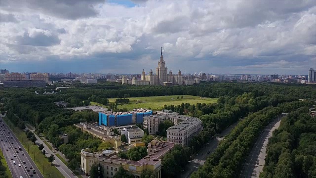 俄罗斯晴天莫斯科城著名大学公园航拍全景4k视频素材