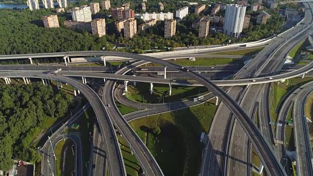 多层次的道路交汇处和汽车交通。无人机正在四处飞行。鸟瞰图。视频素材