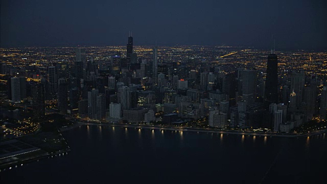 空中夜晚照亮的密歇根湖芝加哥视频素材