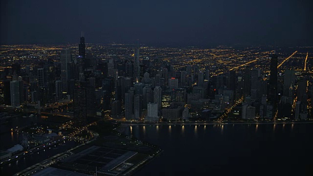 空中夜景照明的密歇根湖滨芝加哥视频素材