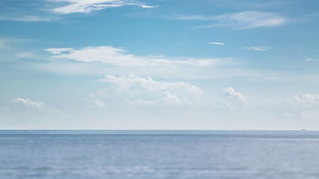 Uhd Timelaps:美丽的热带海滩和大海与白云和蓝天背景-泰国假日度假概念为背景视频素材