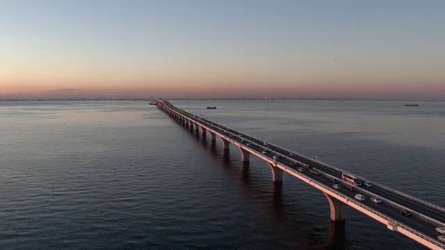 空中时光流逝-日落时分的东京湾和水桥视频素材