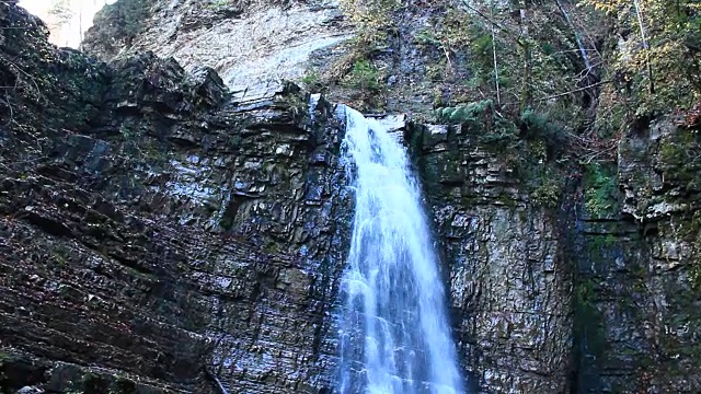 秋天有瀑布和山河的景观视频素材