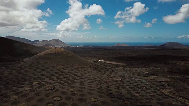 西班牙，加那利群岛，兰萨罗特岛，葡萄酒谷的航拍全景图视频素材