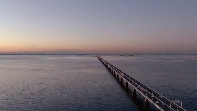 夜间东京湾和大桥的航拍录像视频素材