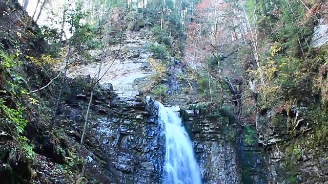 从悬崖上落下的瀑布视频素材