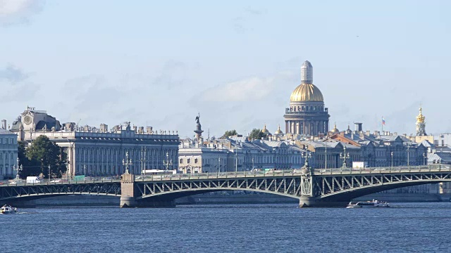 TroitskyBridge, Isaac's Cathedral and the Neva river in the sunny day -圣彼得堡，俄罗斯视频素材