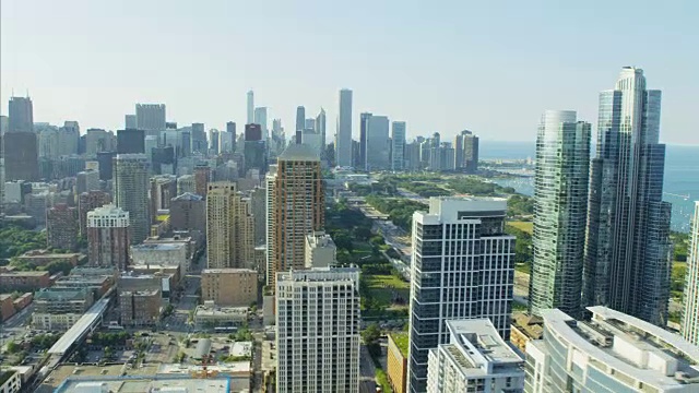 鸟瞰图的密歇根湖滨海湾芝加哥视频素材