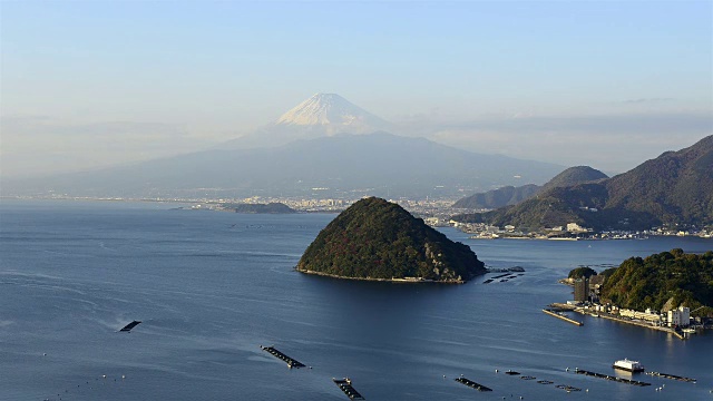 骏河湾和沼津市的富士山视频素材