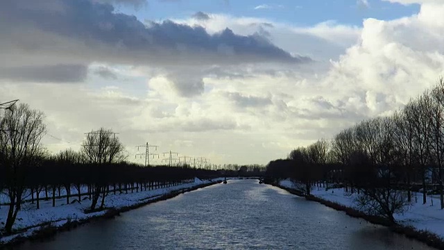 冬季景观与运河两岸覆盖在雪视频素材