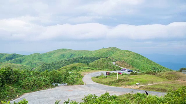 4K时间间隔:云在山上移动。视频素材