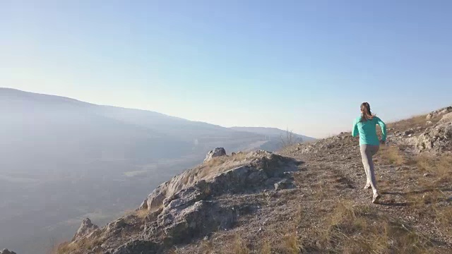 山间的小路跑步视频素材