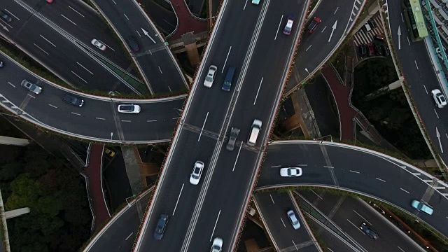 夜间空中公路交汇处视频素材