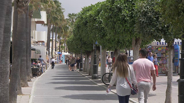 人们走在Paseo Maritimo, Marbella, Andalucia，西班牙，欧洲视频素材