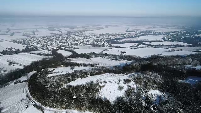 空中的冬季仙境与下奥地利雪林的嗡嗡声视频素材