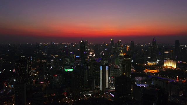 中国日落夜晚时间上海市景中心屋顶航拍全景4k视频素材