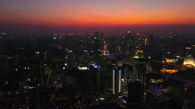 中国日落夜晚时间上海城市景观屋顶航拍全景4k视频素材