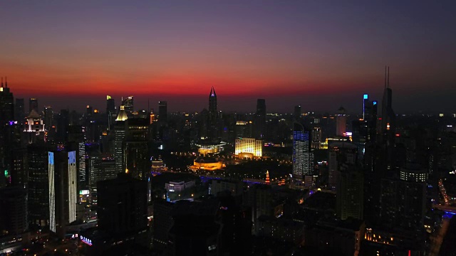 中国日落夜晚时间上海市中心城市景观屋顶空中全景4k视频素材