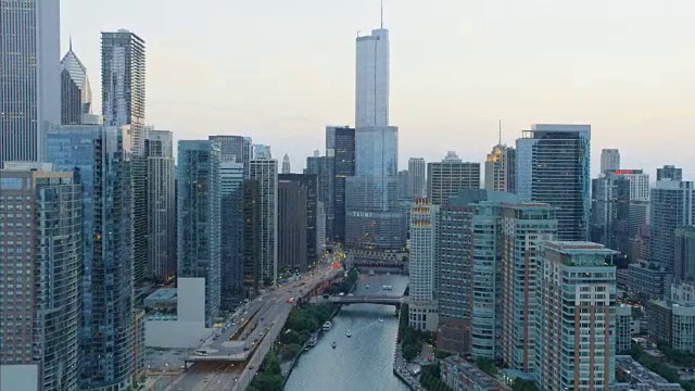 从空中俯瞰特朗普大厦和芝加哥的天际线视频素材