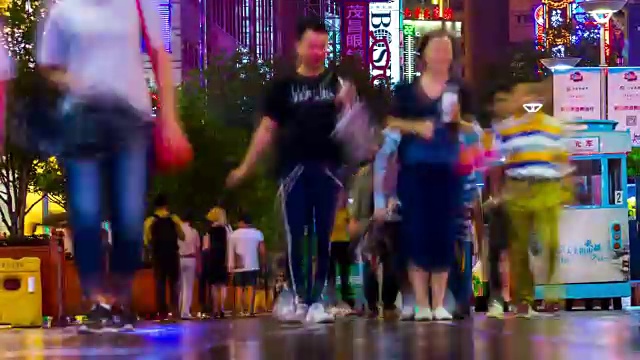 夜上海南京路行人拥挤的全景，4k时间跨度的中国视频素材